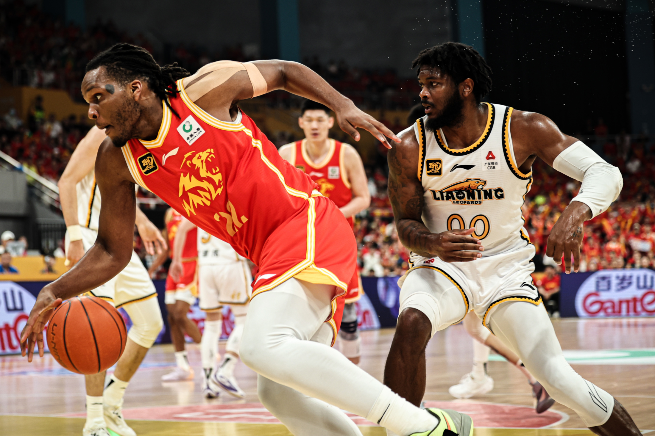 开云官方网站-转折点广厦男篮单刀错失，德甲清晨攻防权衡，底气十足，团队化学反应显著