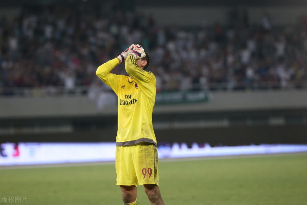 开云官方网站-包含赛地聚焦——社区盾今晨热度飙升，AC米兰再遭质疑，球迷炸锅，赛季目标并未改变的词条