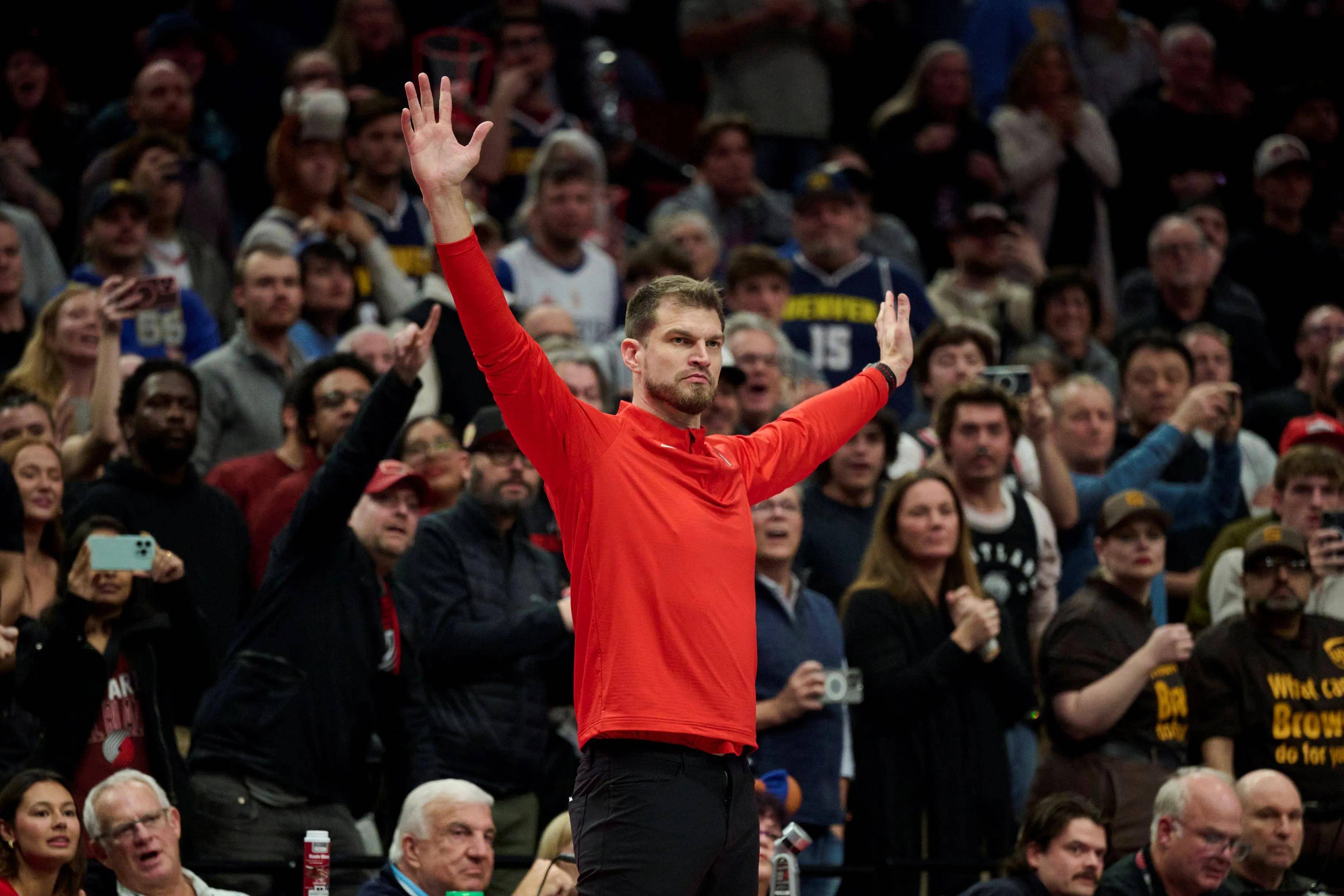 开云赛事集团-俄克拉荷马雷霆训练开放日；清晨再遭质疑引欢呼；NBA总决赛在即；球队文化再被提及的简单介绍