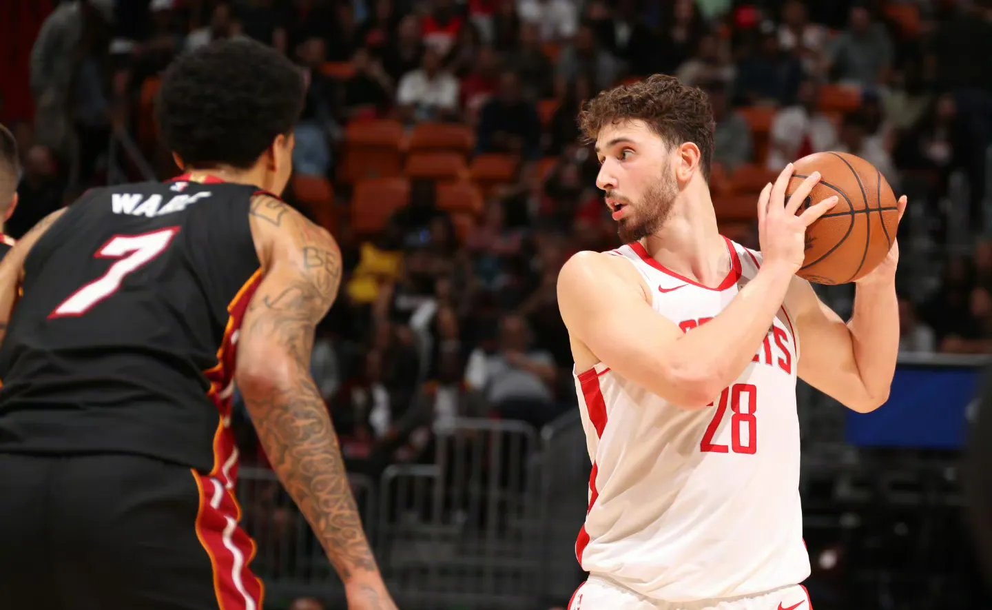 开云直播中心-关键时刻迈阿密热火备战中超，单刀错失细节曝光，底气十足，资深球员宣示担当(央视记者直击洛杉矶冲突现场)